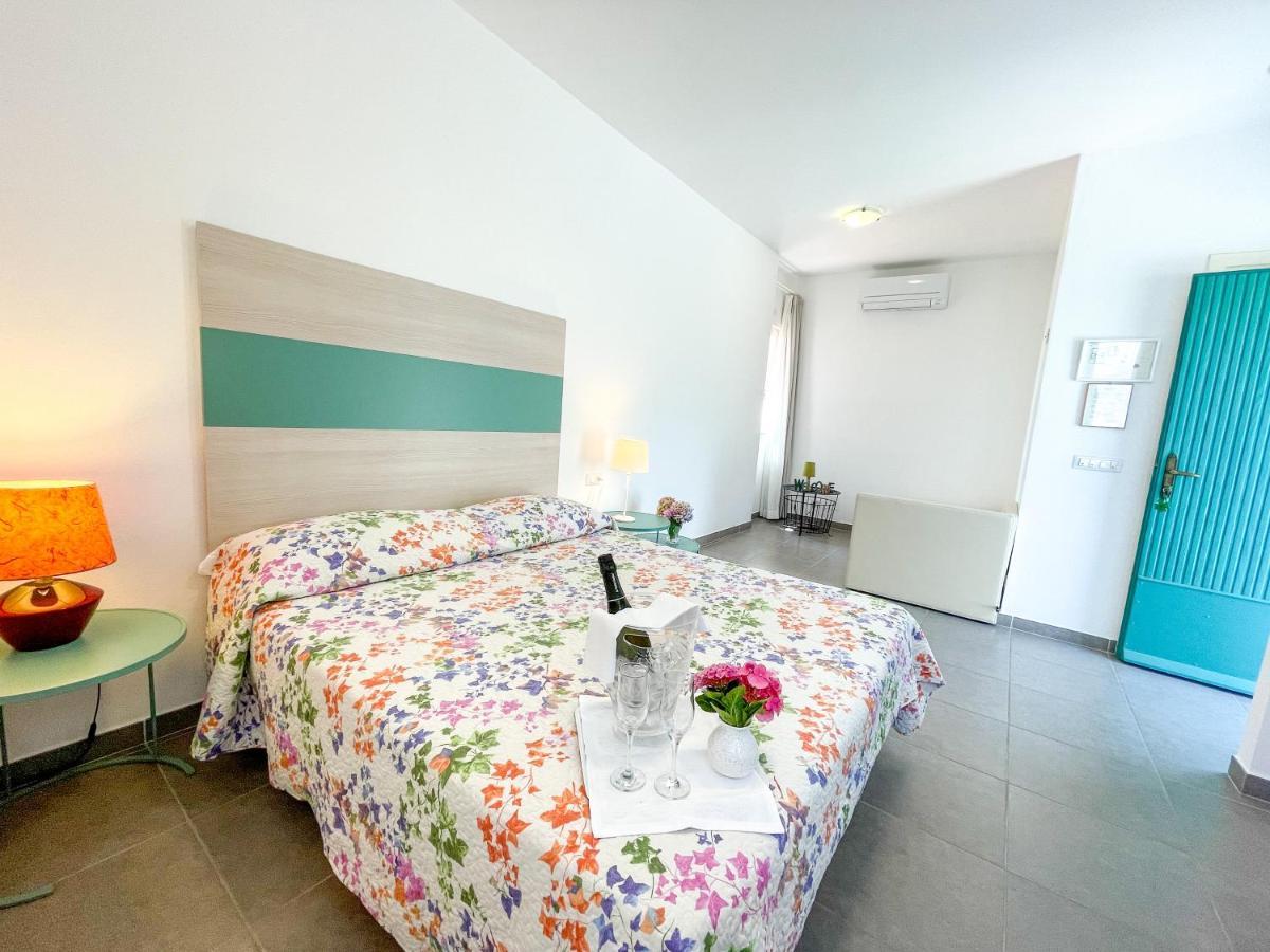 Il Capanno Hotell Pietra Ligure Exteriör bild
