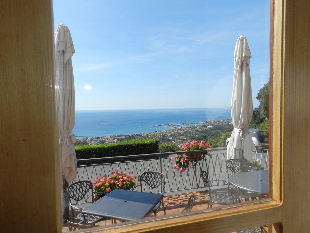 Il Capanno Hotell Pietra Ligure Exteriör bild