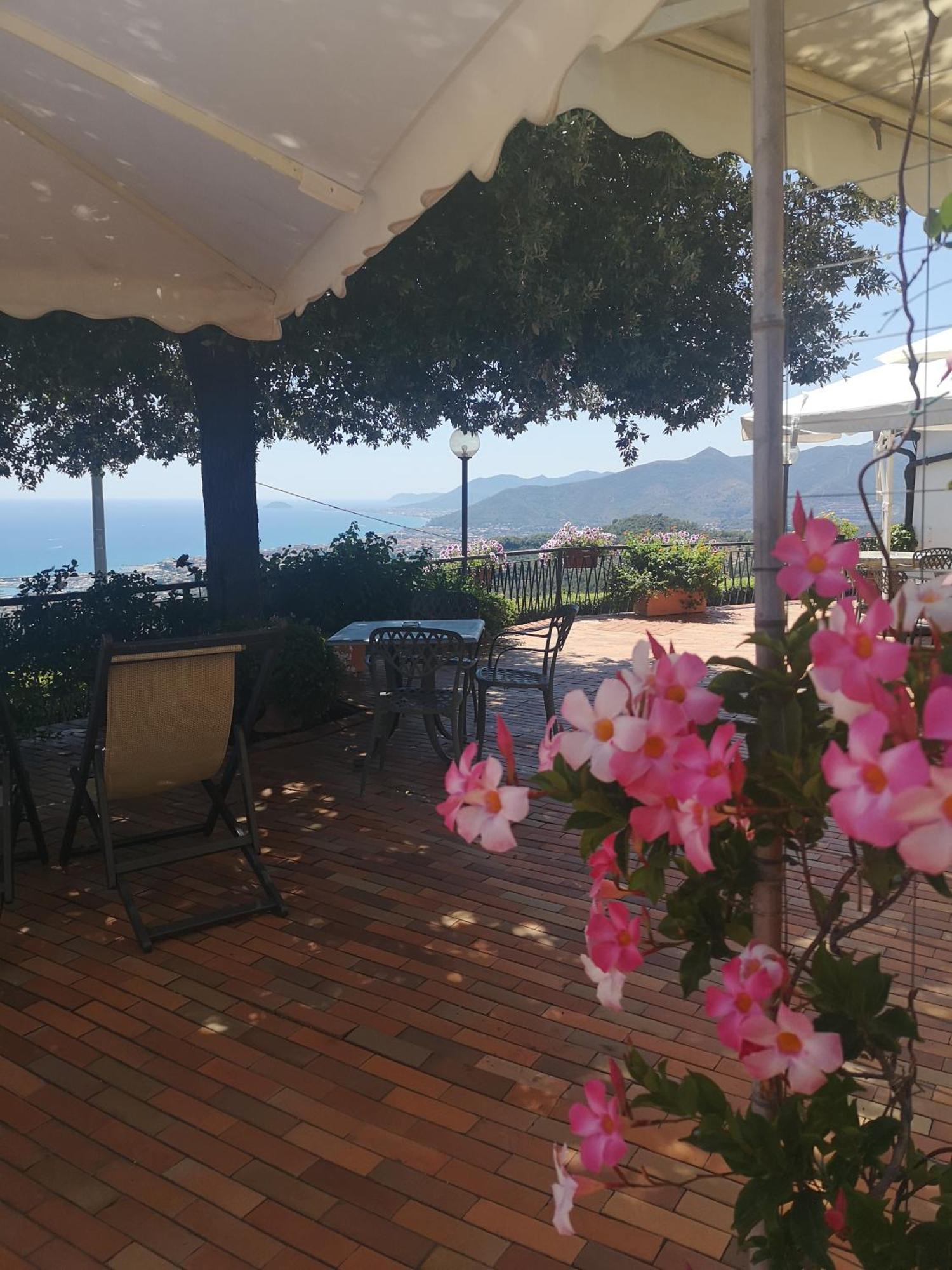 Il Capanno Hotell Pietra Ligure Exteriör bild
